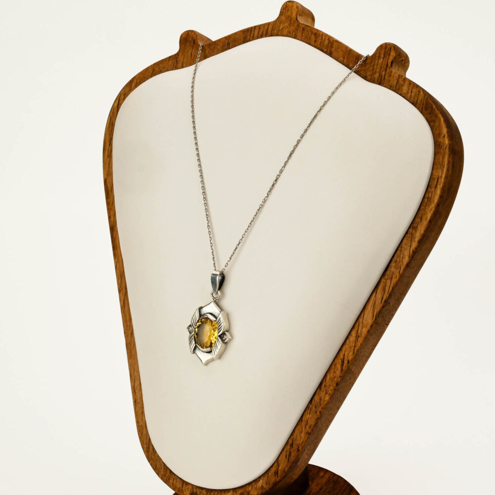 Leaf-motif sterling bezel with polished detail.