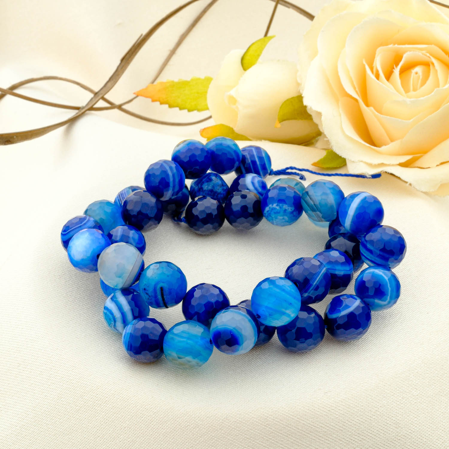 Yaponiyalik ayol ogziga siymoqda Jinsiy istakni oshirish uchun ayollar uchun vitaminlar