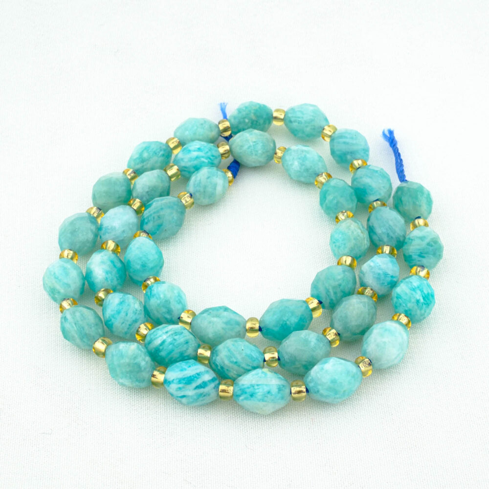 Rang de perles d'amazonite ovales et facettées, affichant une couleur bleu-vert vive avec des accents dorés.