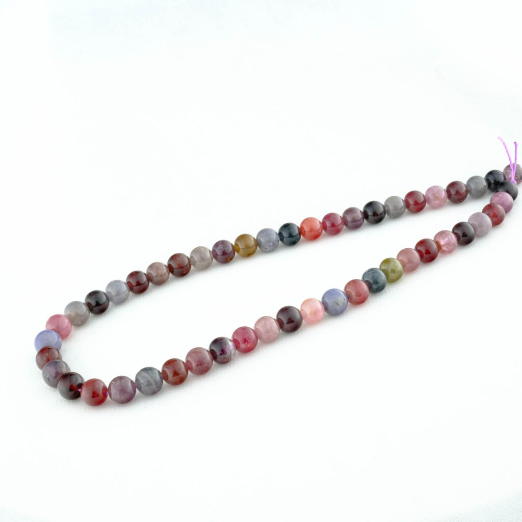 Hebra de cuentas de espinela multicolor natural de 8mm, con una gama de tonos rosas, púrpuras y rojos.
