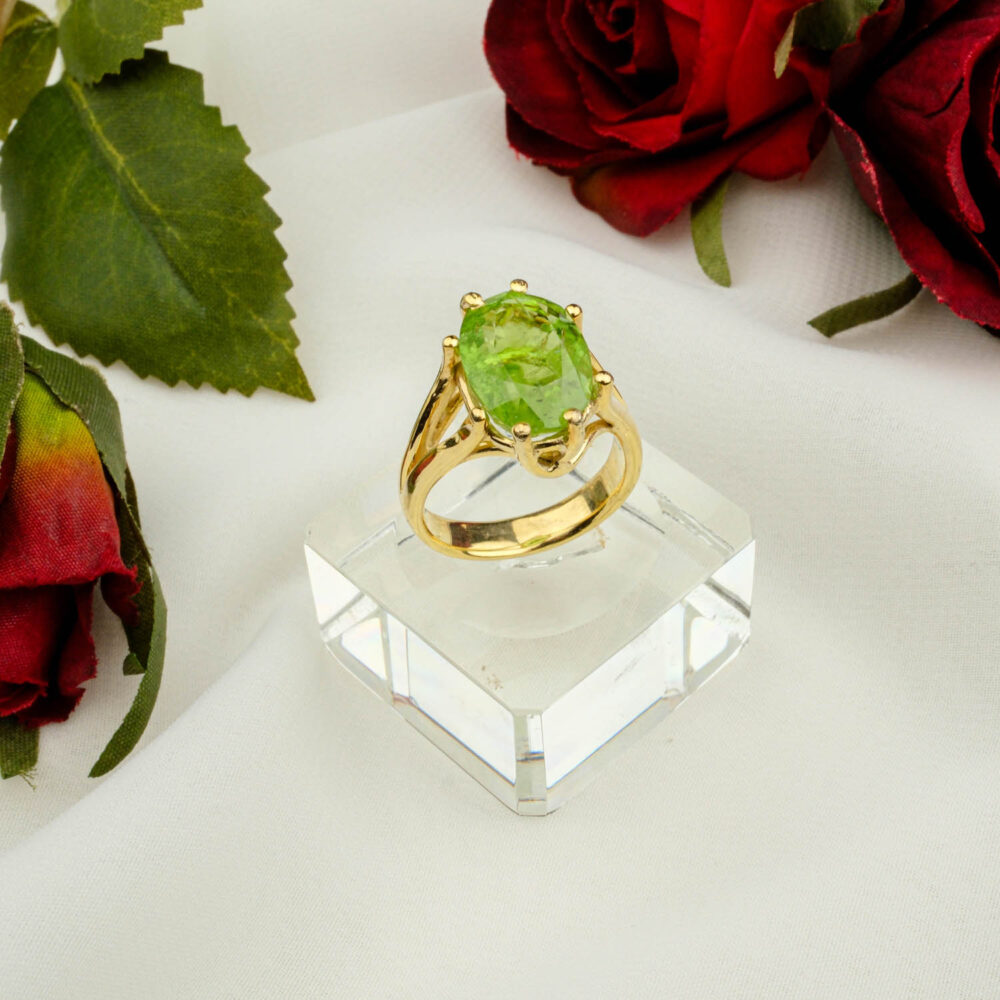 Oval peridot ring in gold-finished sterling silver, 7.15 carats