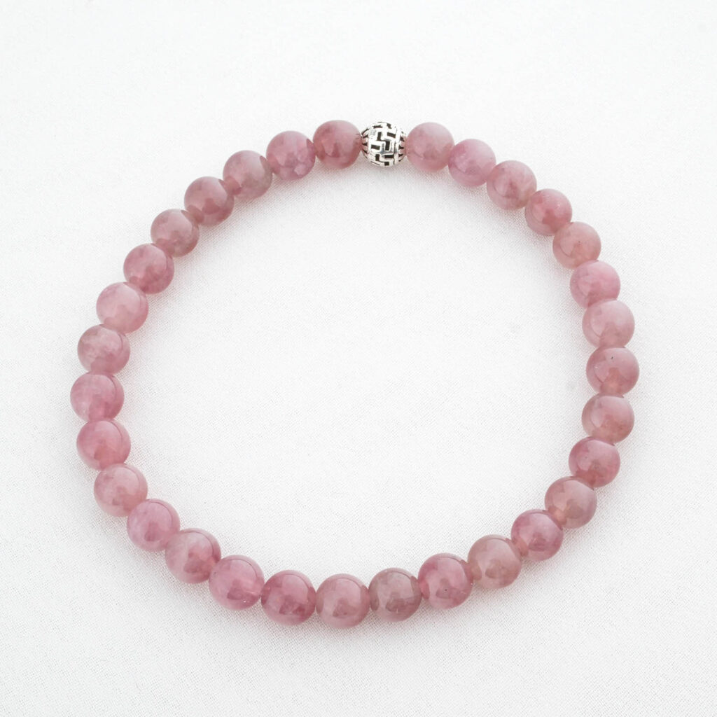Pulsera de amatista natural facetada de 6mm calidad 5A+ con cierre de plata, sobre tela de seda blanca.