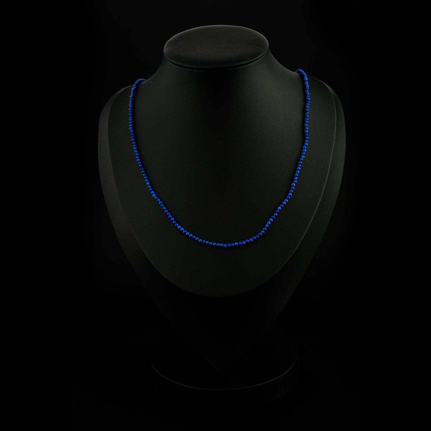 2mm-lapislazuli-halskette-facettiert-zart Zarte 2mm Lapislazuli Halskette mit facettierten Perlen auf weißem Display