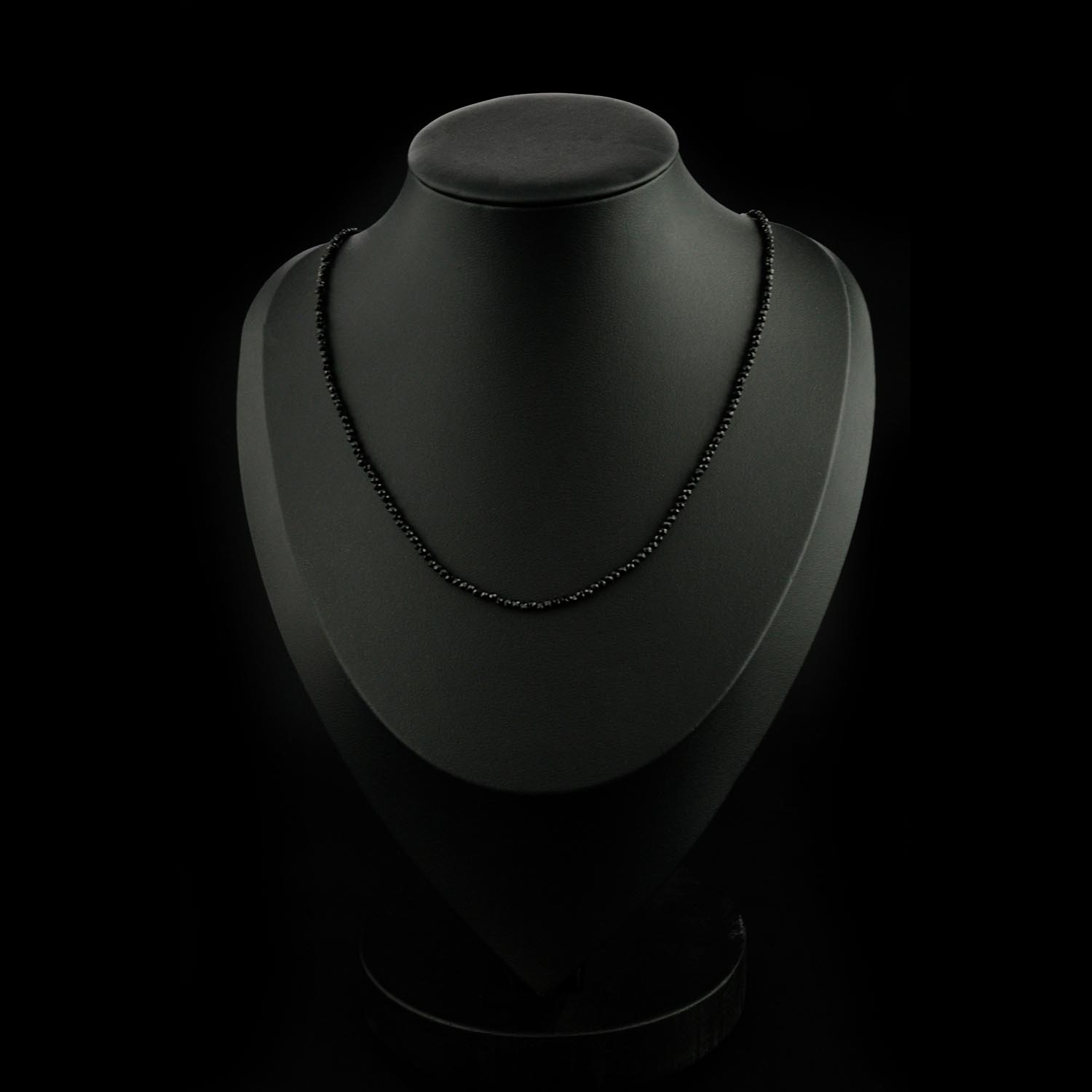 2mm-schwarzer-spinell-halskette-facettiert Zarte 2mm Halskette aus facettiertem schwarzem Spinell auf weißem Display