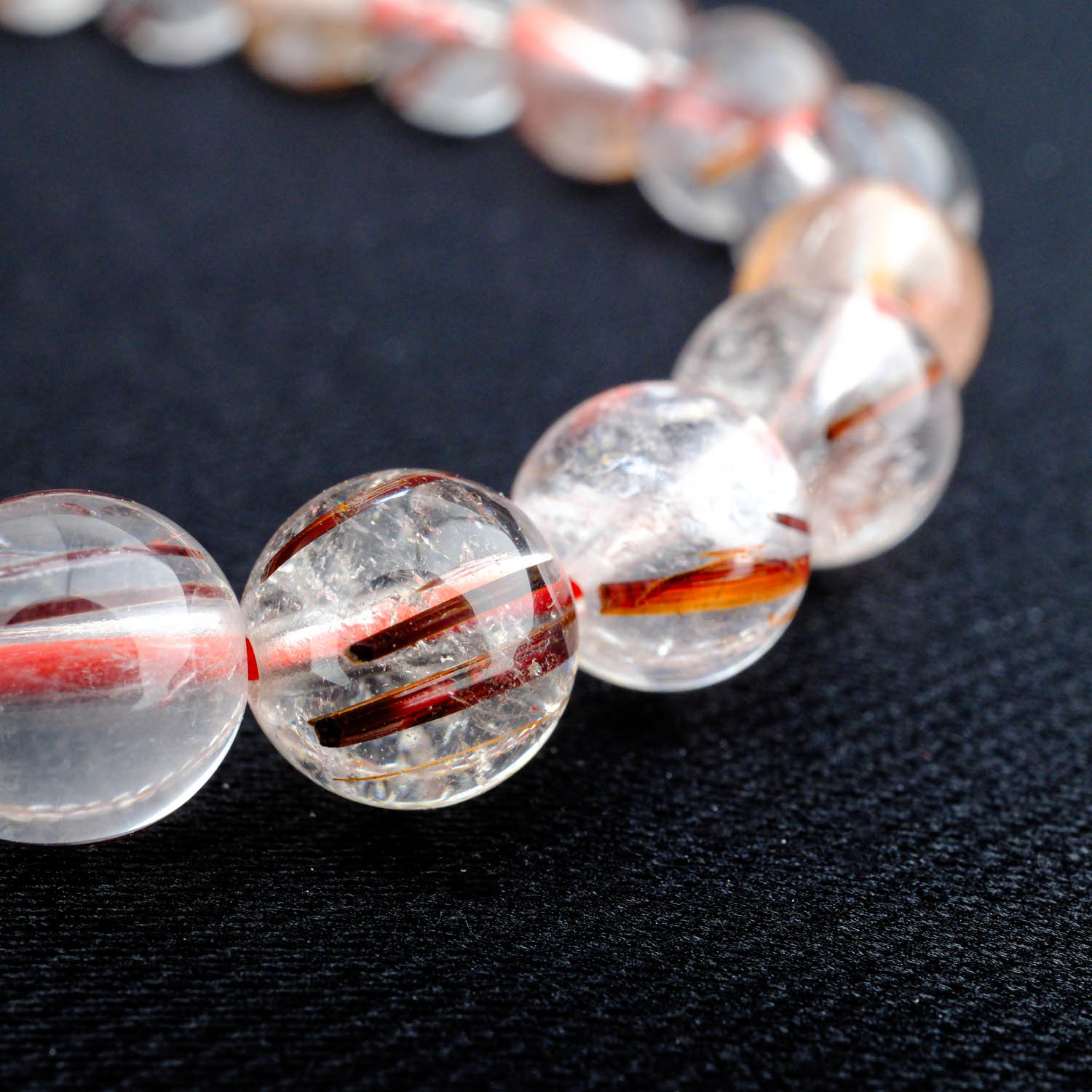 5a-qirmizi-rutil-kuvars-bilerzik-10mm Ağ fonda 9-10mm muncuqları olan 5A+ keyfiyyətli qırmızı rutil kuvars bilərzik