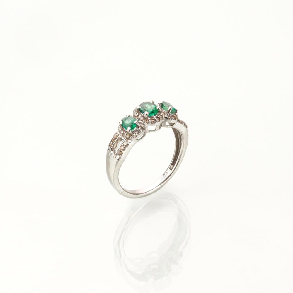 Anillo de esmeralda de Zambia genuina con detalles de diamantes en plata de ley 925 sobre fondo blanco