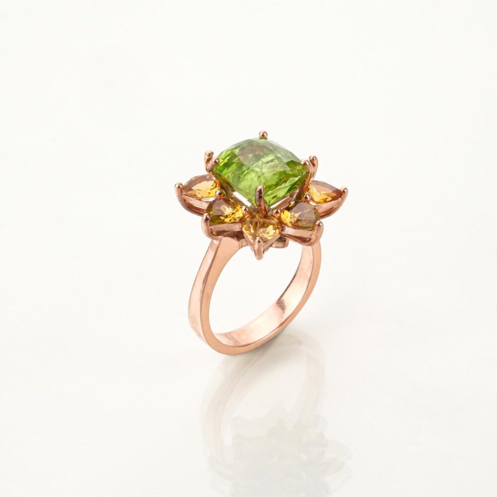 Anillo floral con centro de peridoto verde y pétalos de citrino amarillo en plata bañada en oro rosa