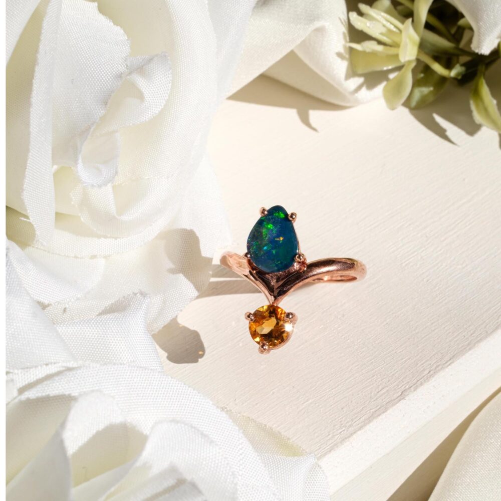 Anillo de Ópalo Boulder genuino con detalles de Citrino en plata de ley 925 bañada en oro rosa