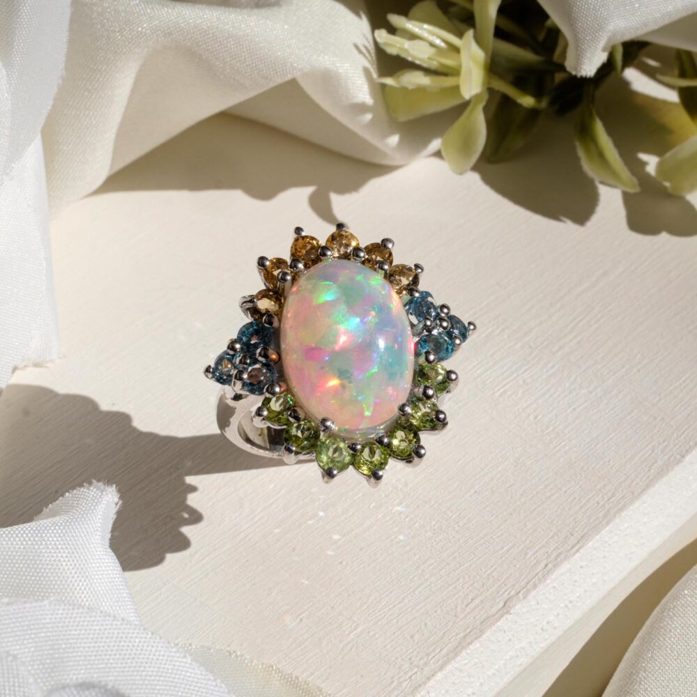 Anillo de plata de ley 925 con cabujón de ópalo ovalado y halo de topacio azul, citrino y peridoto
