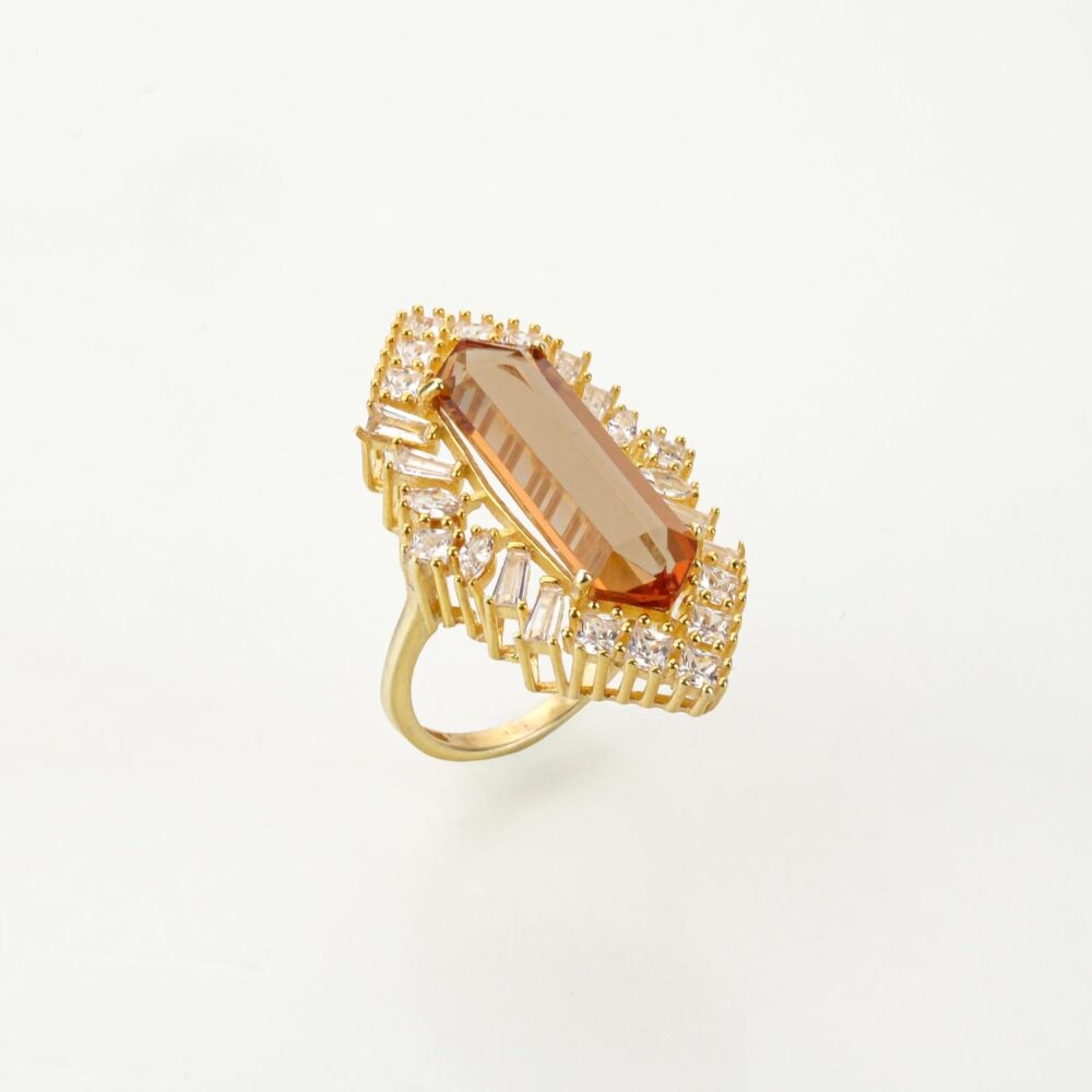 Anillo de Zultanita alargado en plata dorada con halo de circonitas tipo rayos de sol