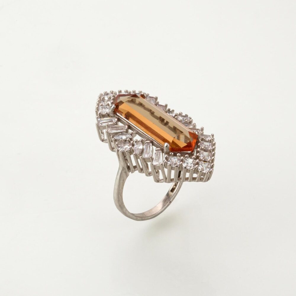 Anillo de Zultanita alargado en plata de ley con halo de circonitas tipo rayos de sol