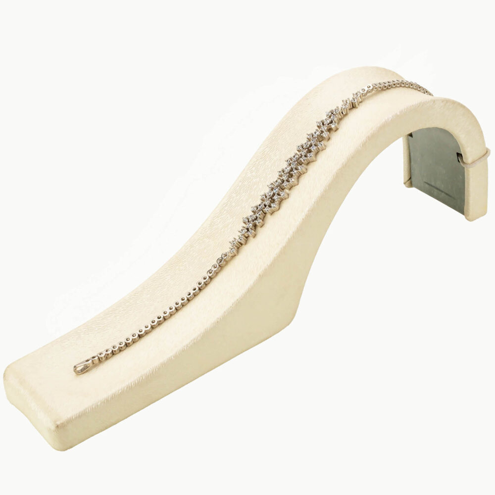 Komplettes Silberschmuckset mit blauer Zirkonia-Halskette, Armband und Ohrringen auf schwarzem Hintergrund-2