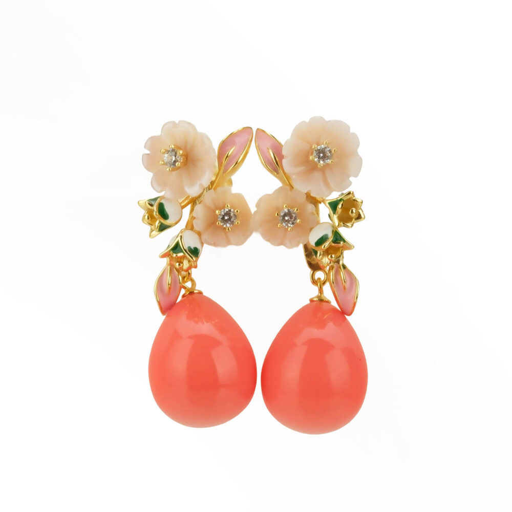 Pendientes de gota florales esmaltados en plata 925 con acabado dorado sobre soporte blanco