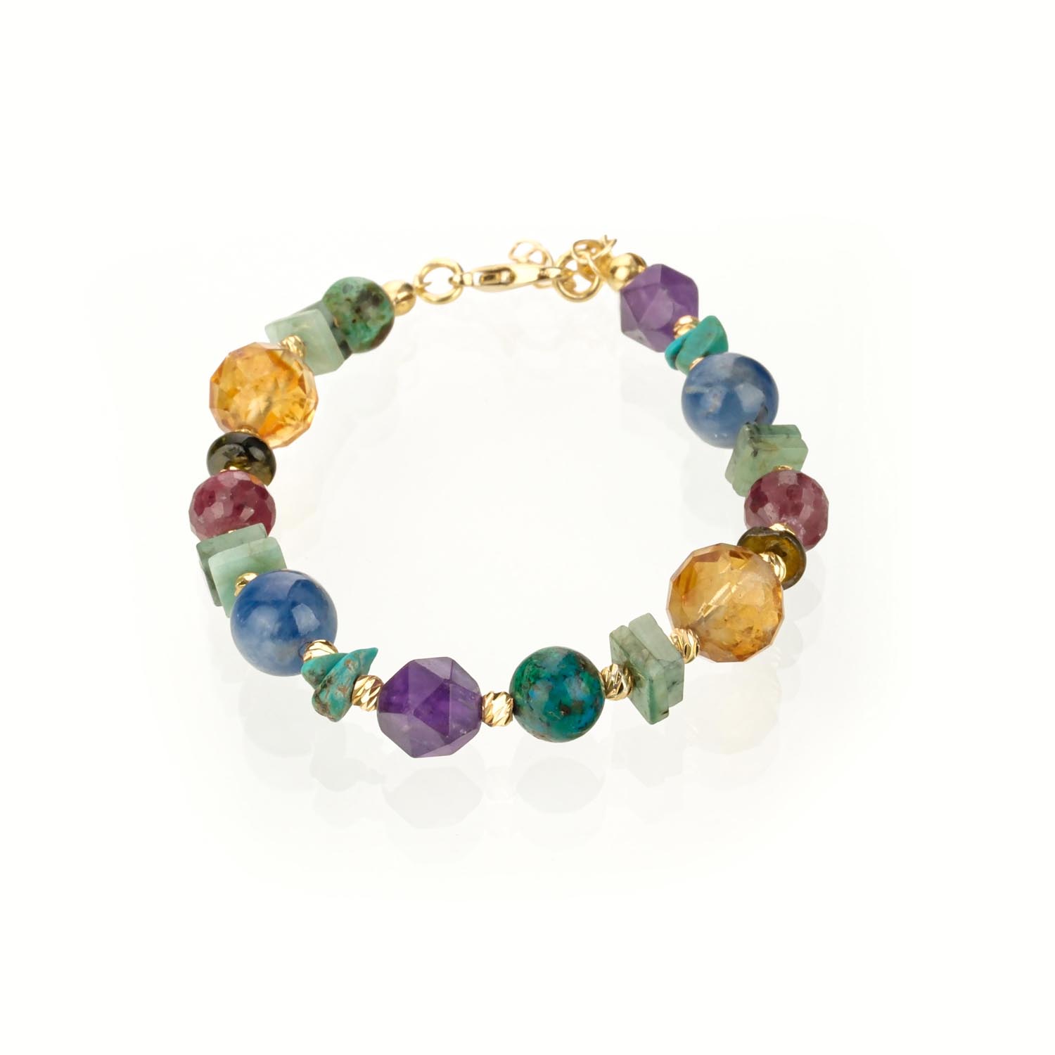 bracelet-acier-pierres-mixtes-emeraude-citrine-rubis Bracelet en acier avec perles de pierres fines mêlant émeraude, citrine, péridot, rubis, saphir, améthyste et chrysocolle sur support blanc fleuri