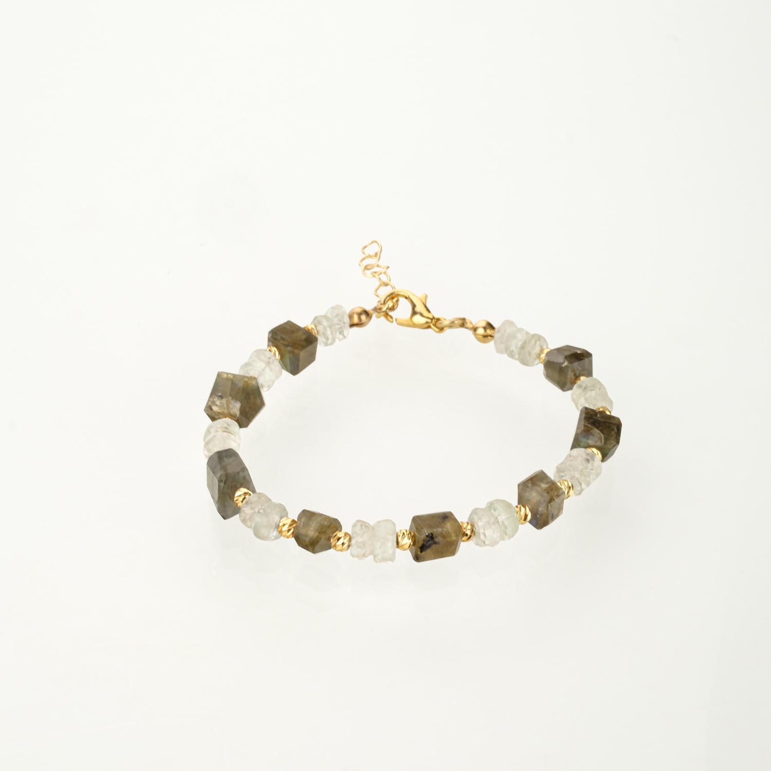 bracelet-labradorite-pierre-de-lune-facette-acier-or Bracelet en labradorite et pierre de lune facettée with accents en acier doré sur fond blanc