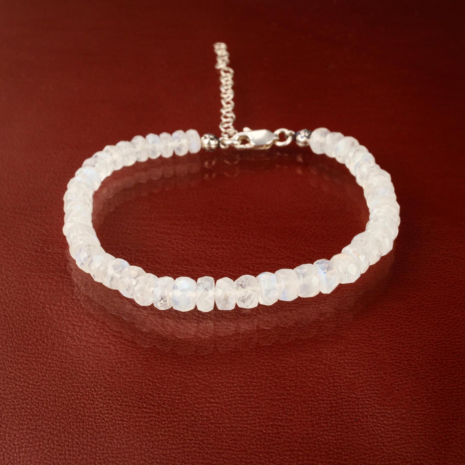 bracelet-pierre-de-lune-arc-en-ciel-rondelle-argent-925 Bracelet en pierre de lune arc-en-ciel facettée de 4mm avec fermoir en argent 925 sur fond noir