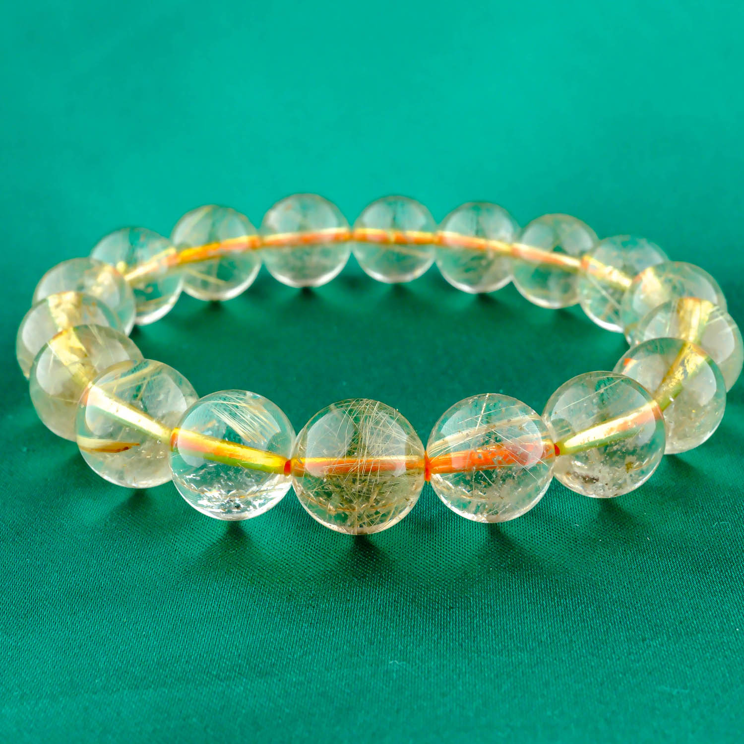 bracelet-quartz-rutile-dore-6a-14mm Bracelet en quartz rutile doré 6A+ avec grosses perles "cheveux d'ange" de 13-14mm sur fond rouge