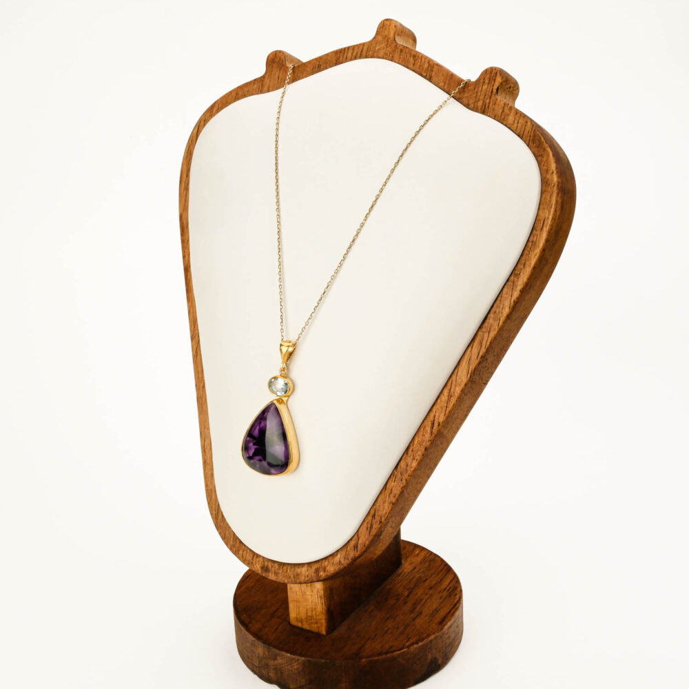 Collar con colgante de amatista en forma de lágrima y topacio azul redondo en plata 925 dorada