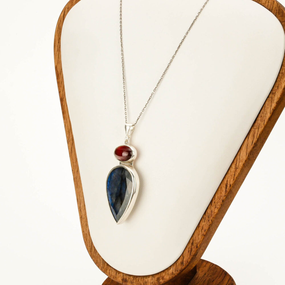 Collar con colgante de labradorita en forma de lágrima y granate redondo en plata de ley 925