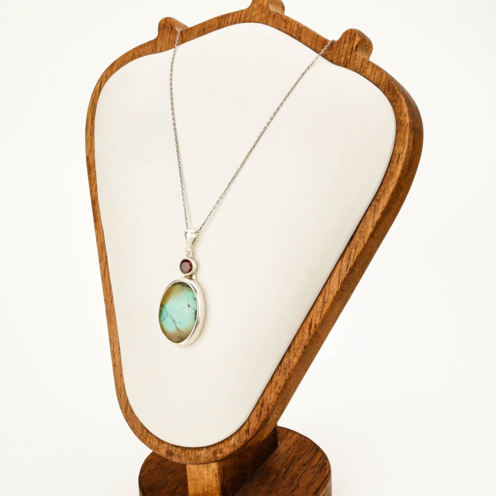 Collar con colgante de turquesa ovalada y granate redondo en plata de ley 925