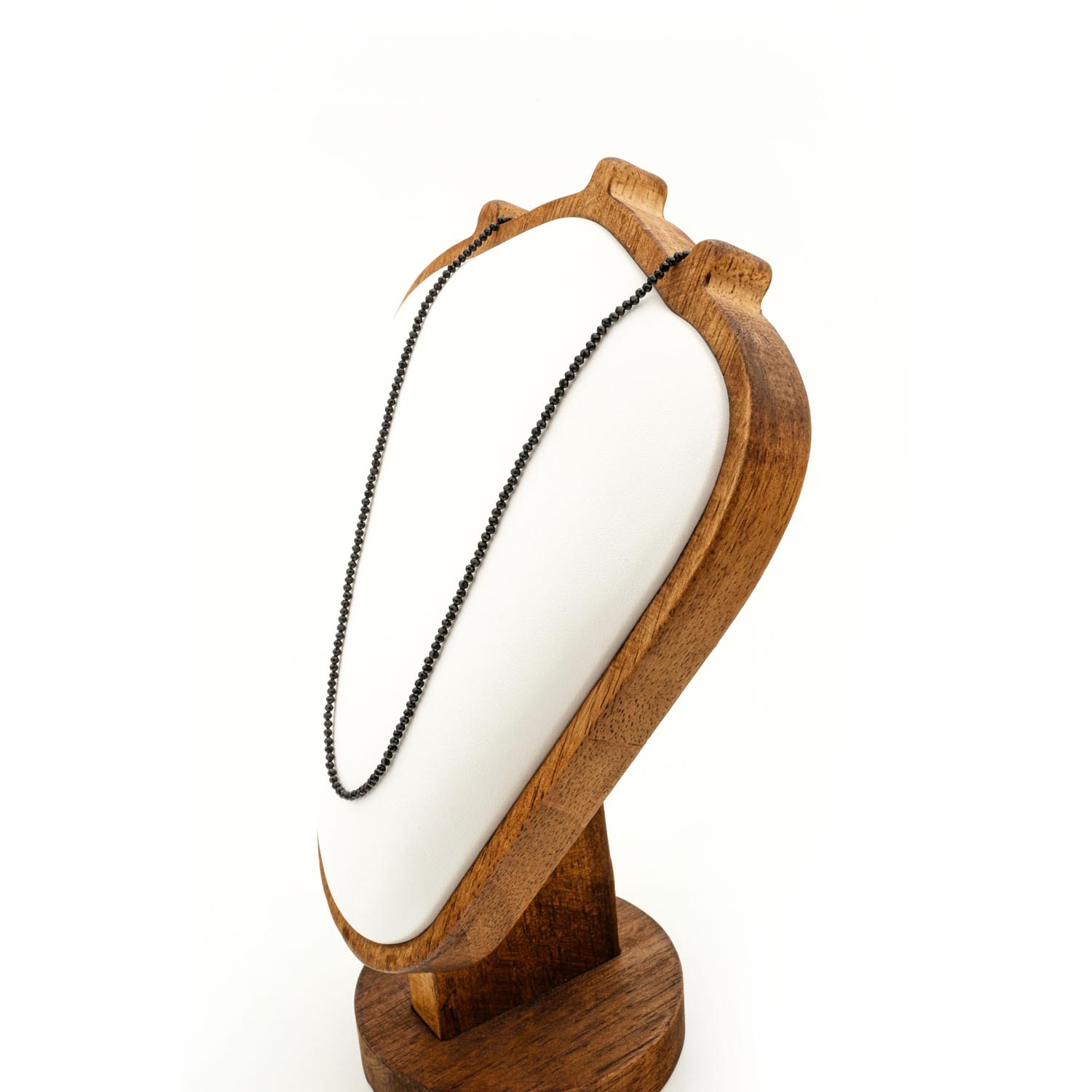 collar-espinela-negra-facetada-2mm Collar de 2mm de espinela negra con cuentas facetadas sobre fondo blanco