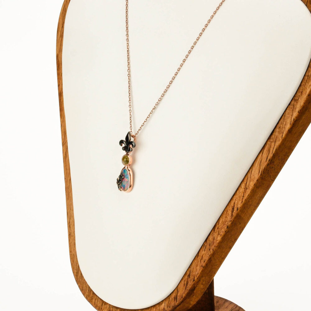 Collar con colgante de Ópalo Boulder australiano y acentos de Peridoto en plata 925 bañada en oro rosa