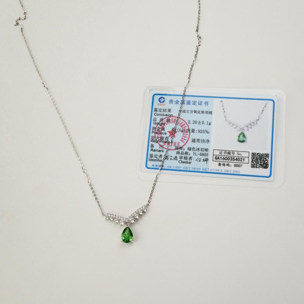 Collar con colgante de peridoto "corte hielo" en forma de lágrima con halo en V en plata 925