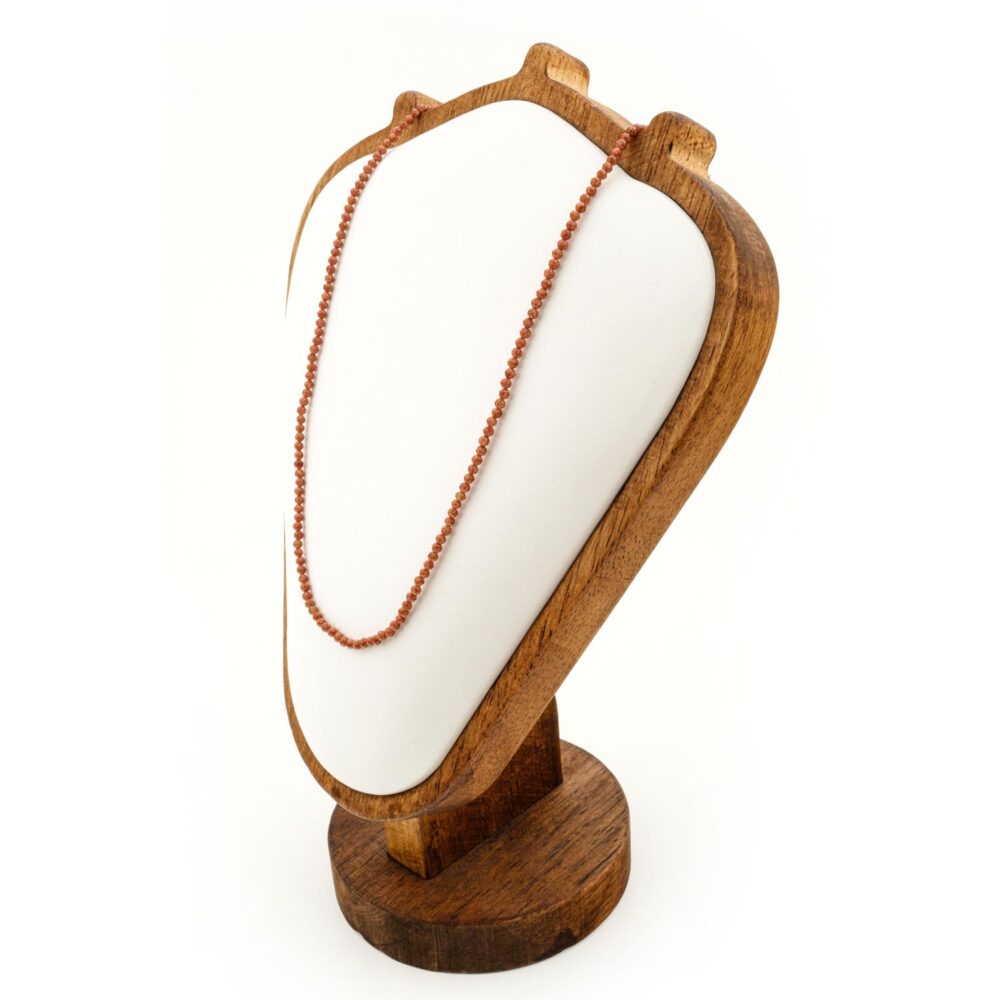 Collar de 2mm de piedra de estrella facetada color marrón sobre fondo blanco