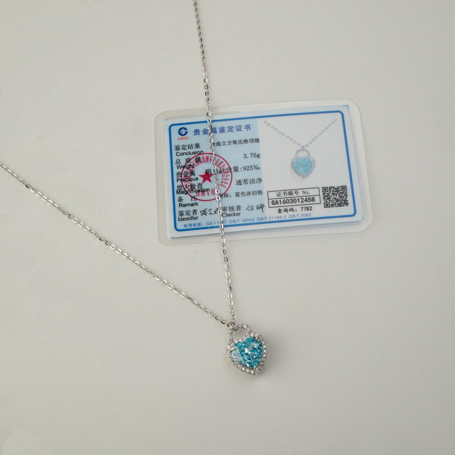 collar-topacio-azul-corazon-corte-hielo-plata-925 Collar con colgante de topacio azul en forma de corazón "corte hielo" en plata 925 sobre fondo blanco