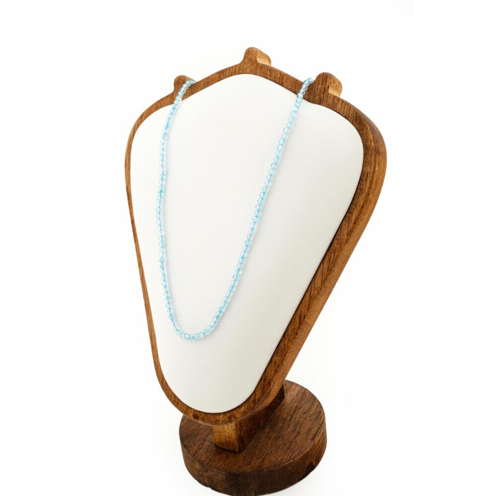 Collar de 3-4mm de topacio azul con cuentas facetadas sobre fondo blanco