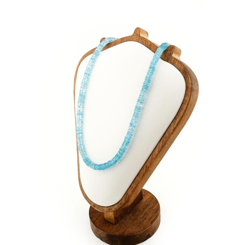 Collar de topacio azul 5A+ con cuentas rondel facetadas sobre fondo blanco