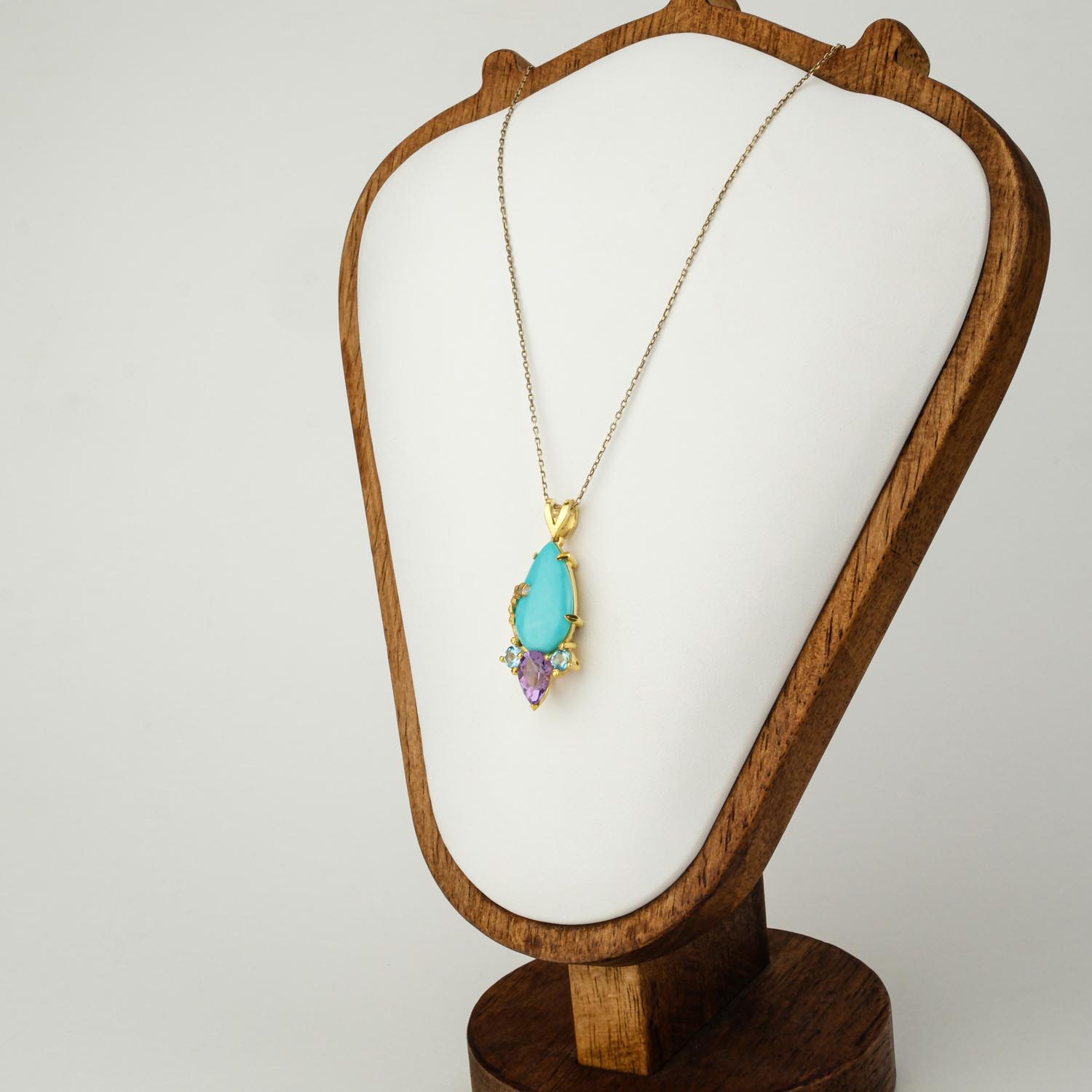 collar-turquesa-amatista-topacio-plata-oro Collar con colgante de Turquesa genuina con detalles de Amatista y Topacio Azul en plata 925 chapada en oro