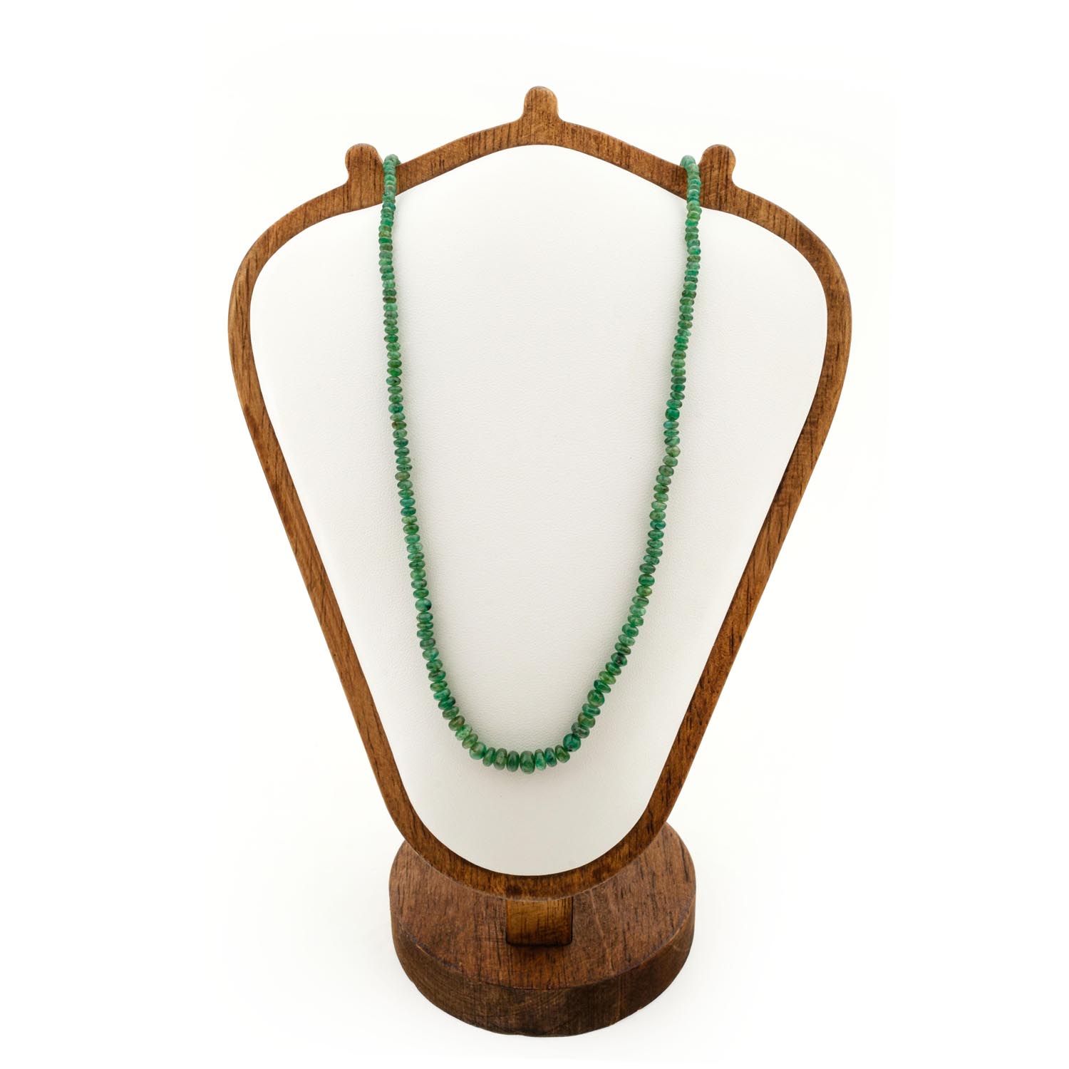 collier-emeraude-zambie-7a-plus-perles-facettees Collier en perles d'émeraude de Zambie facettées qualité 7A+ sur fond blanc