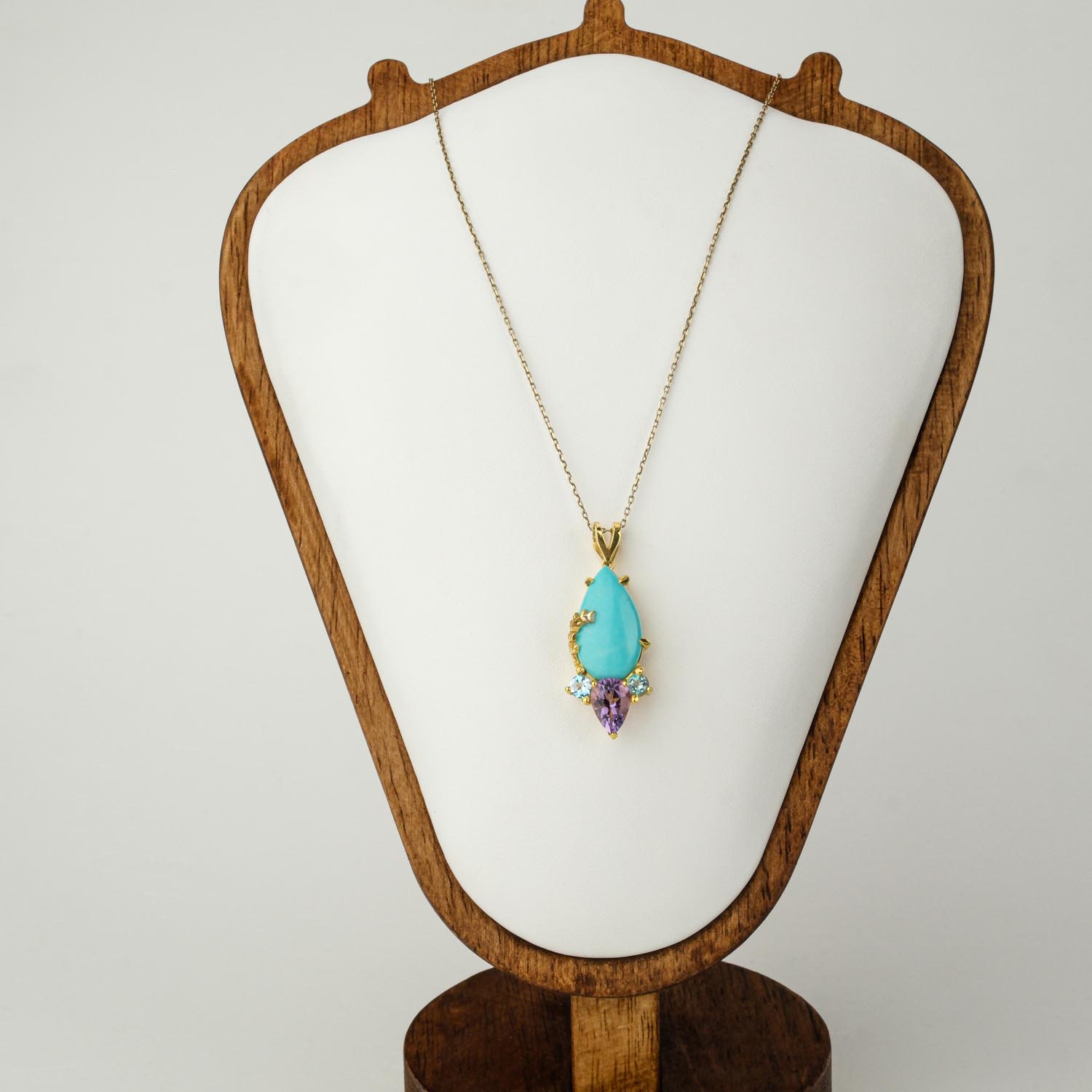 collier-turquoise-amethyste-topaze-argent-dore Collier pendentif en Turquoise véritable avec accents d'Améthyste et de Topaze bleue en argent 925 plaqué or