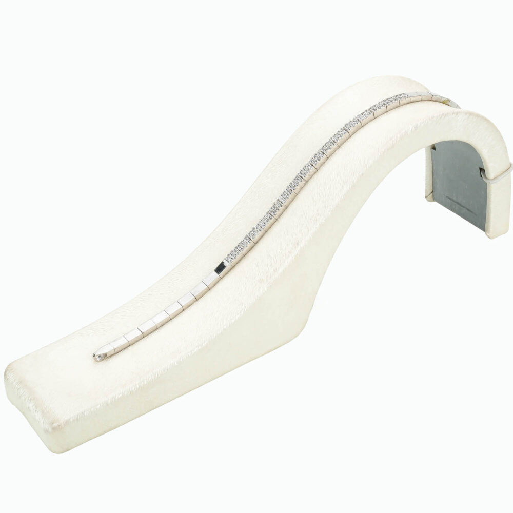 Model üzərində V-formalı sirkon boyunbağı, bilərzik və sırğadan ibarət gümüş su yolu dəsti