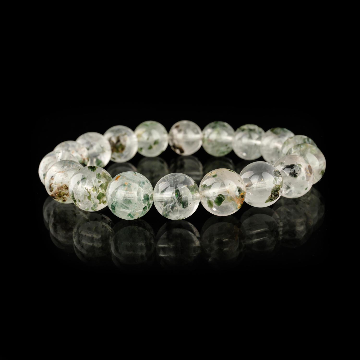 gruener-turmalinquarz-armband-12mm 11-12mm Grüner Turmalinquarz Armband mit Turmalin-Einschlüssen auf weißem Display