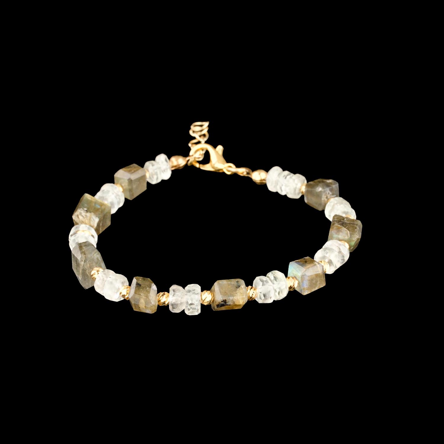 labradorit-ay-dasi-bilerzik-faselli-qizil-polad Ağ fonda qızılı polad detalları olan fasetli labradorit və ay daşı bilərzik