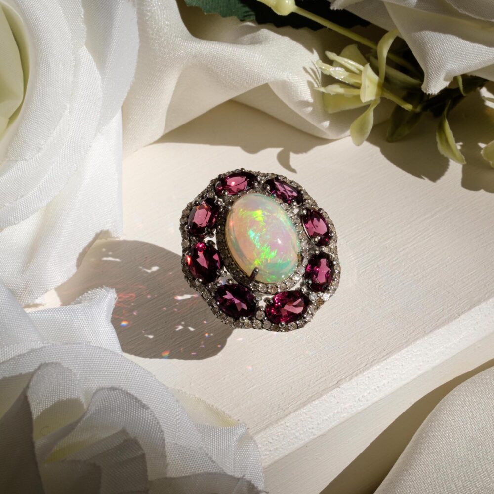 Ovaler Opalring mit rosa Rubellit-Turmalin-Halo und Diamantakzenten in 925er Silber