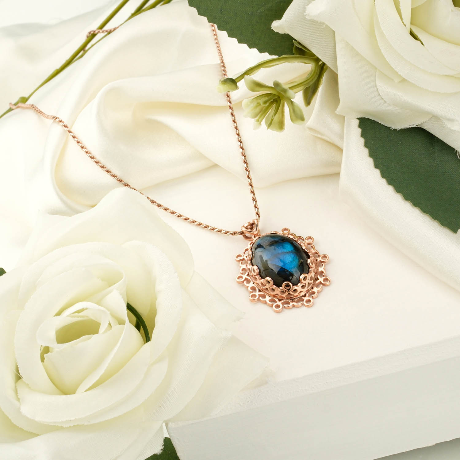 ornate-labradorite-pendant-rose-gold Ornate labradorite pendant necklace with blue flash in a 925 silver rose gold finish