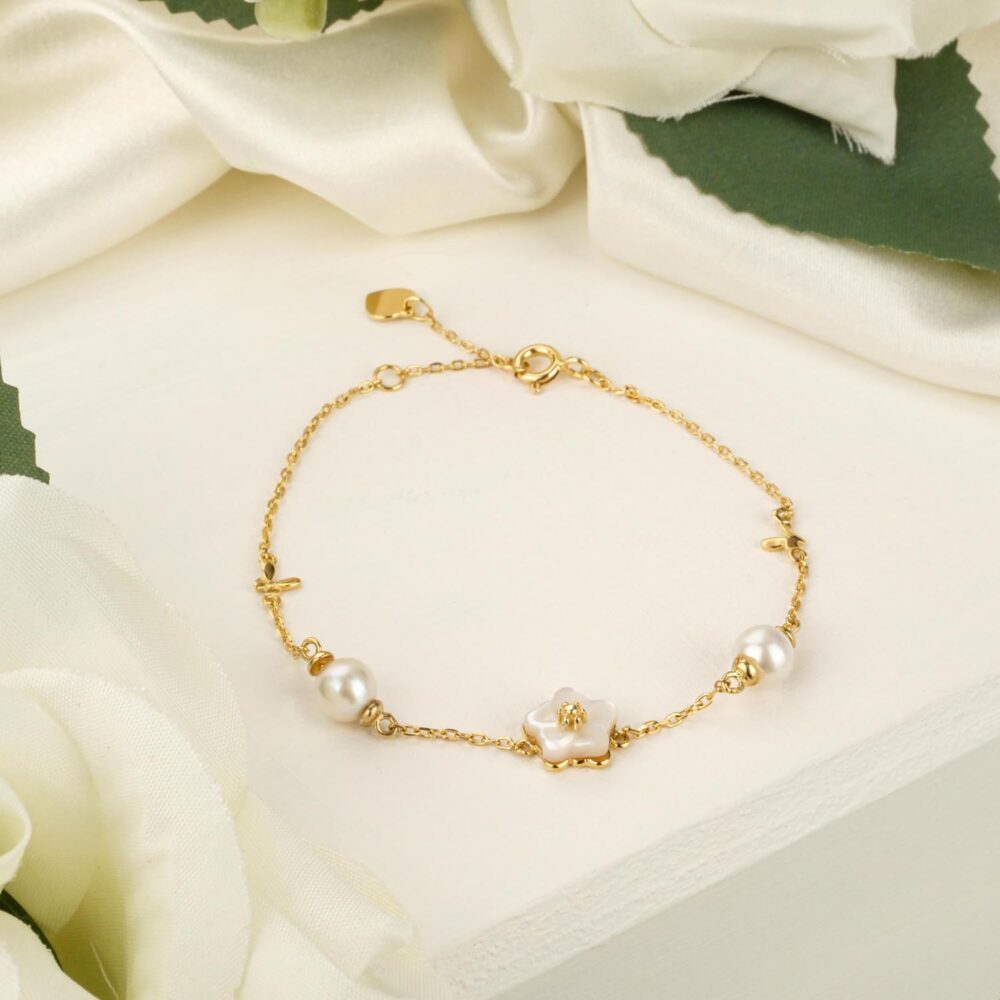 Delicate pearl and mother-of-pearl flower charm bracelet in 925 sterling silver with gold plating