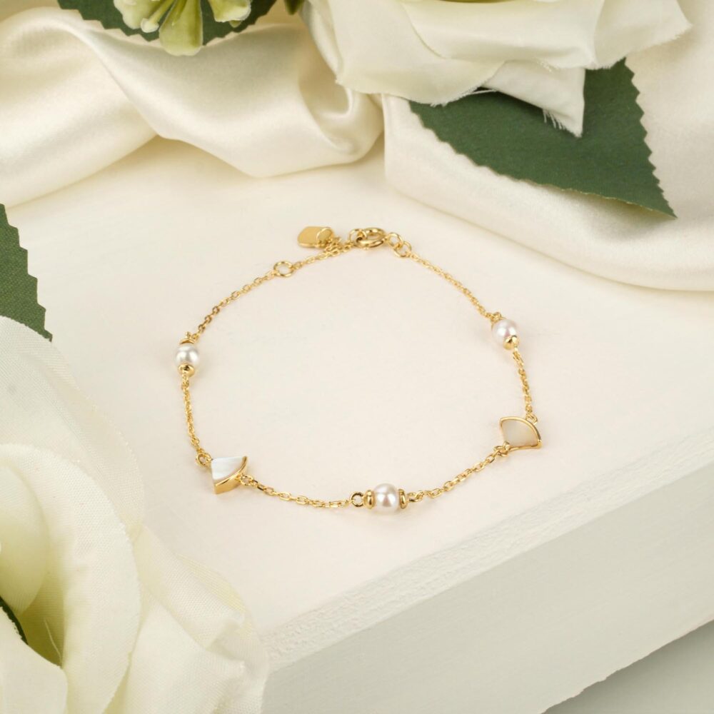 Delicate pearl and mother-of-pearl petal charm bracelet in 925 sterling silver with gold plating