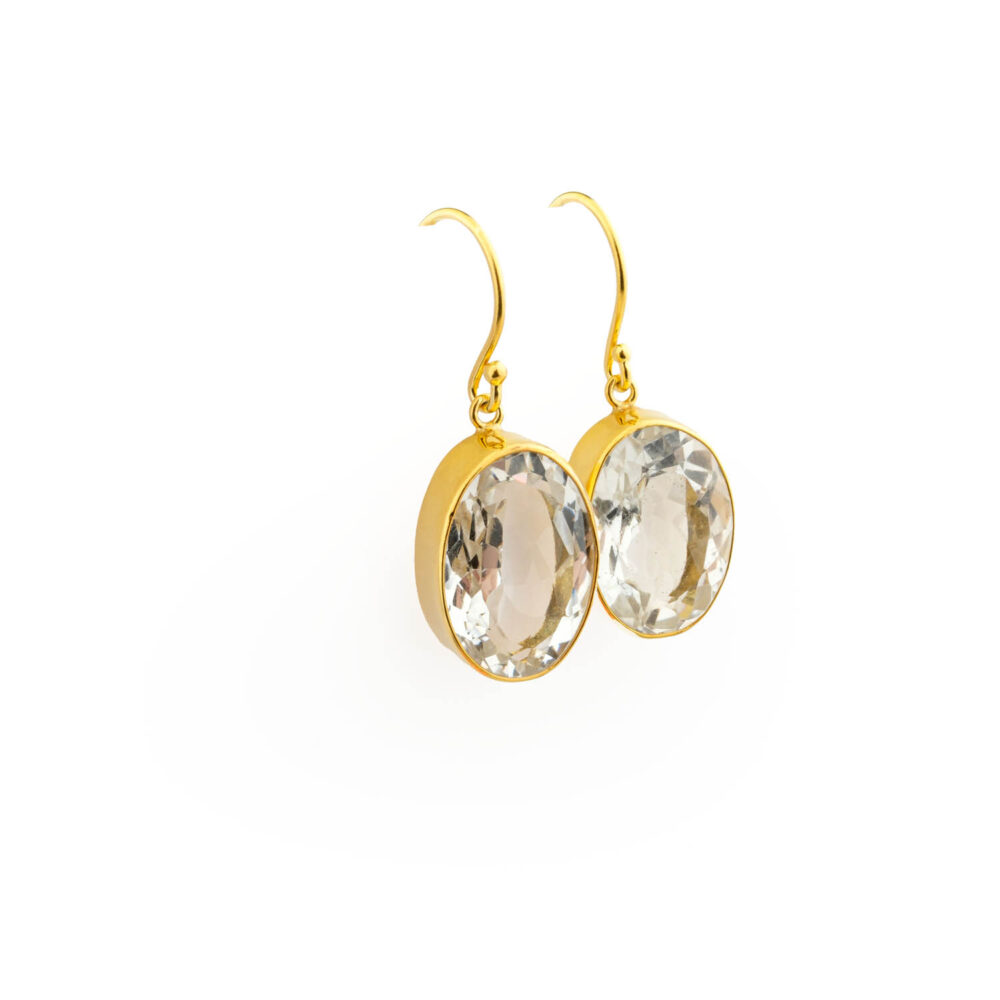 Pendientes premium de Cuarzo Claro (Najaf) ovalados facetados en plata 925 chapada en oro, sobre satén marrón.