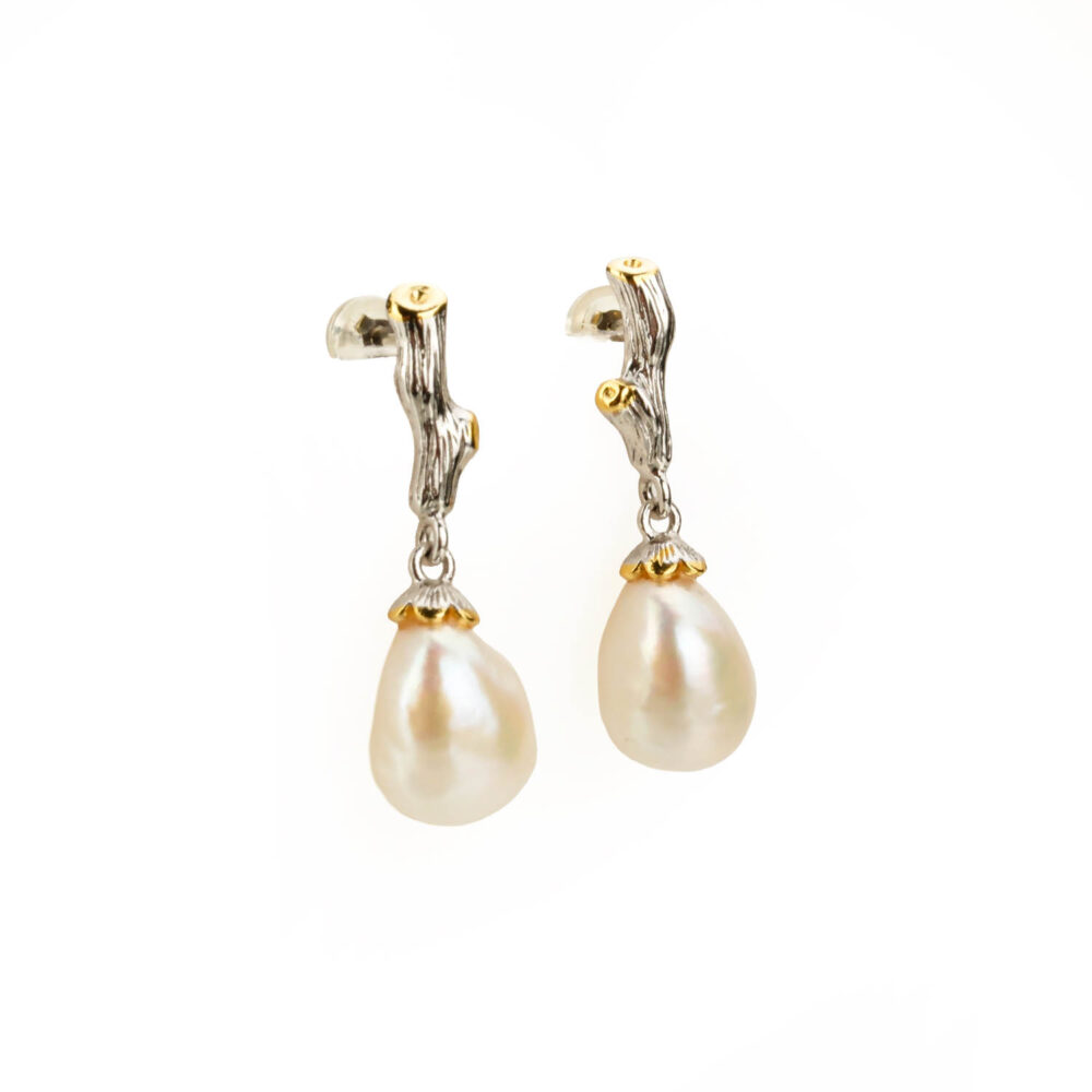 Pendientes de diseño personalizado con perlas barrocas del océano y engaste de rama de plata con detalles dorados