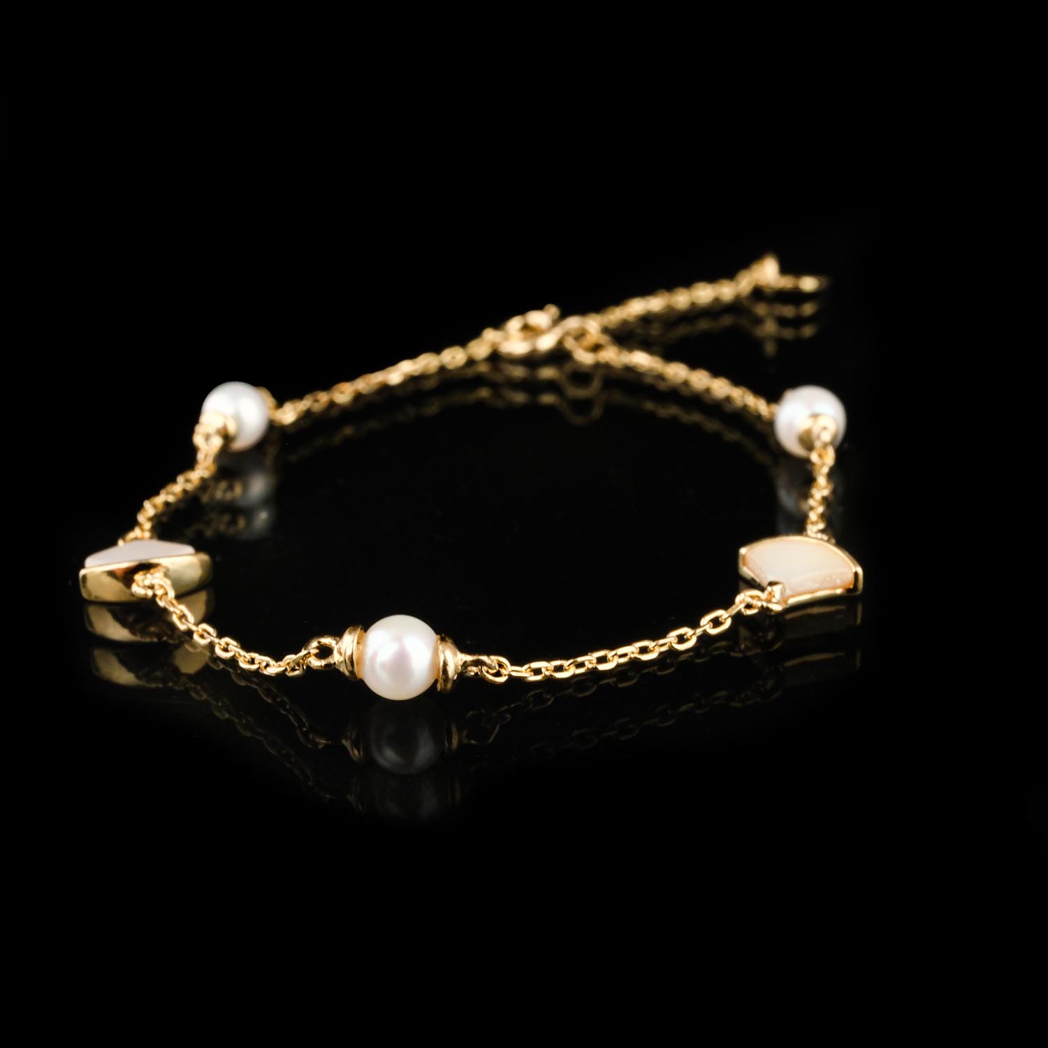 perlen-perlmutt-blueten-armband-gold-silber-925 Zartes Perlen- und Perlmutt-Blüten-Armband aus 925er Sterlingsilber vergoldet