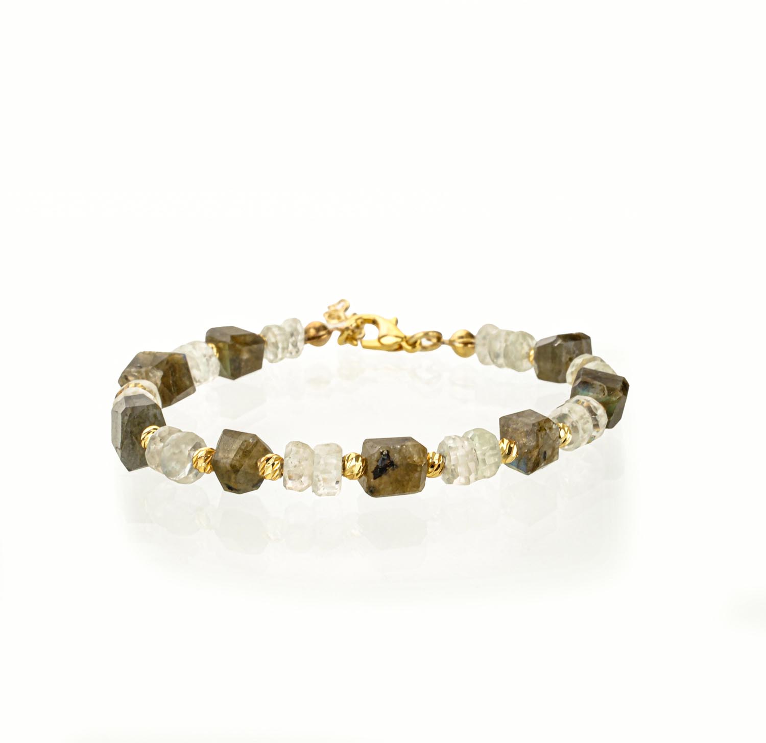 pulsera-labradorita-piedra-luna-facetada-acero-oro Pulsera de labradorita y piedra de luna facetada con detalles de acero dorado sobre fondo blanco