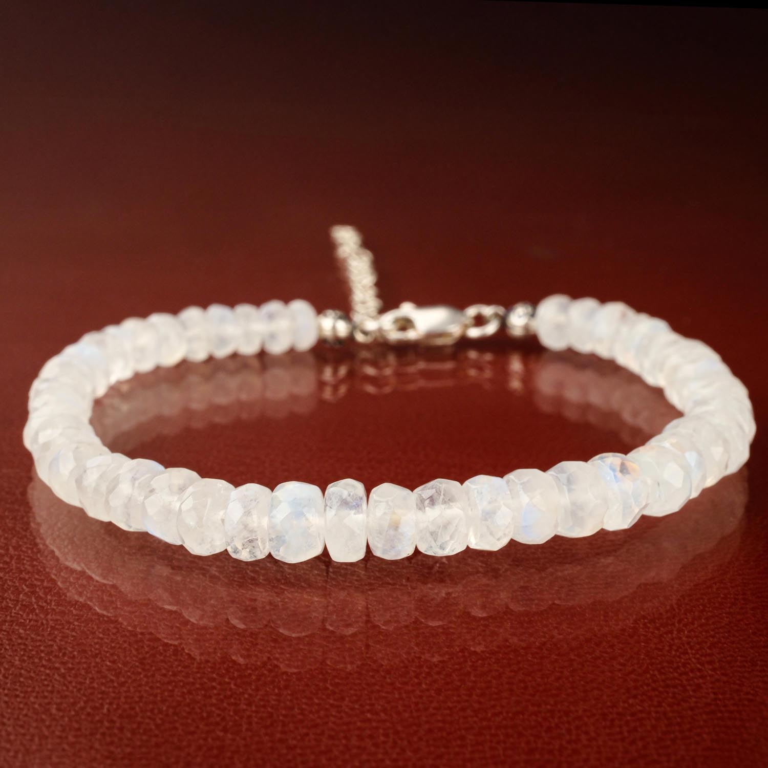 pulsera-piedra-luna-arcoiris-rondel-plata-925 Pulsera de piedra de luna arcoíris facetada de 4mm con cierre de plata 925 sobre fondo negro