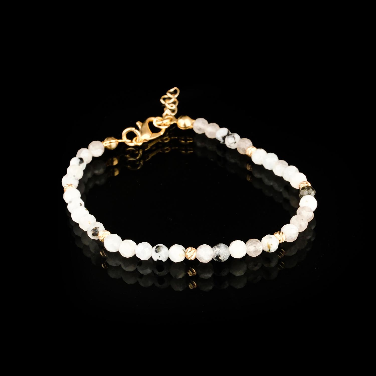 qizil-polad-rengli-ay-dasi-bilerzik-tenzimlenen Qara fonda tənzimlənən qızılı polad muncuqları olan fasetli rəngli ay daşı bilərzik