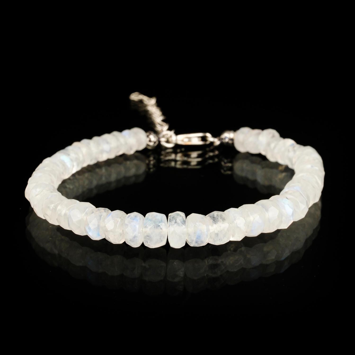 regenbogen-mondstein-armband-rondell-925-silber 4mm facettiertes Regenbogen-Mondstein-Armband mit 925 Silberverschluss auf schwarz