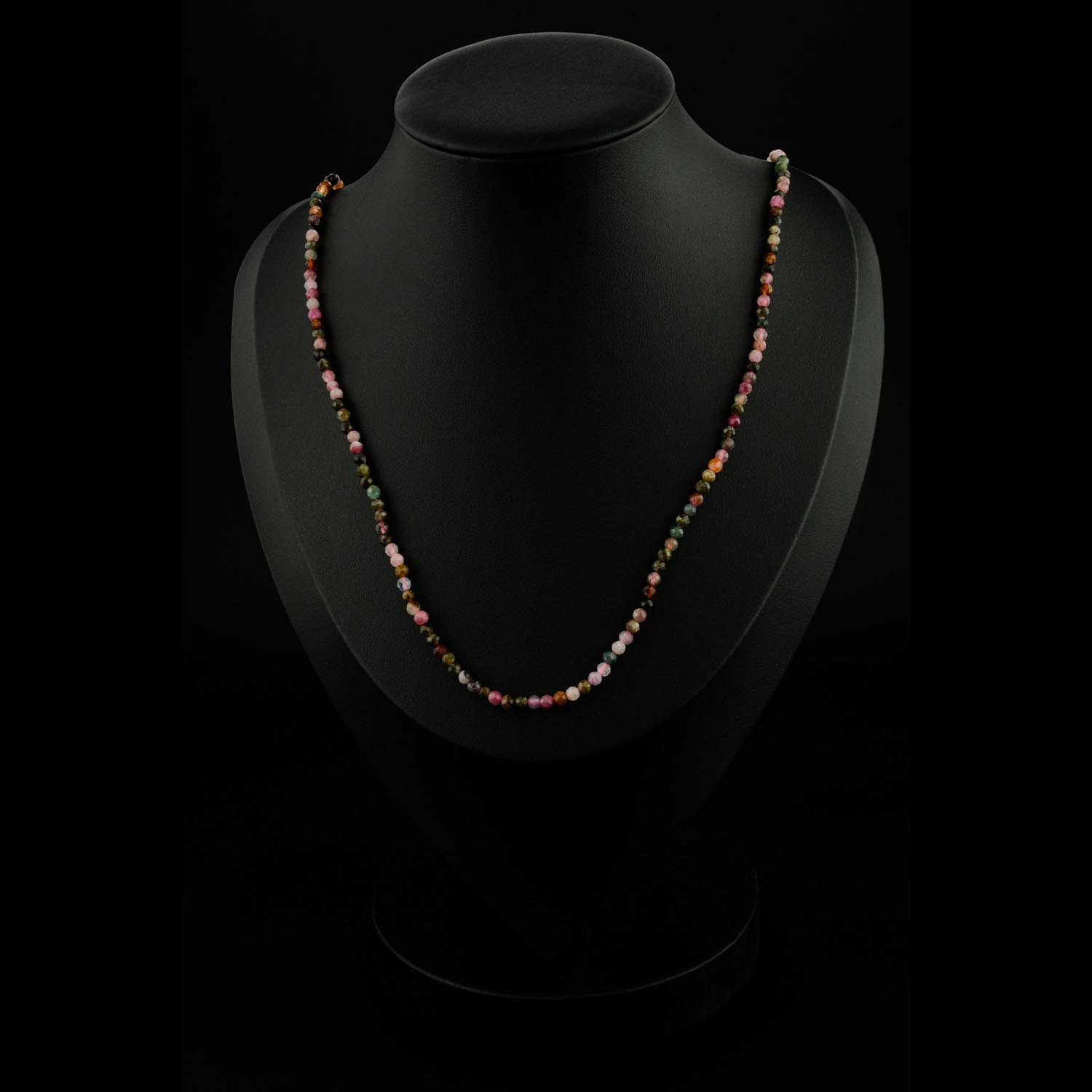 regenbogen-turmalin-halskette-facettiert-3mm Zarte 3mm Regenbogen-Turmalin-Halskette mit facettierten Perlen auf Display