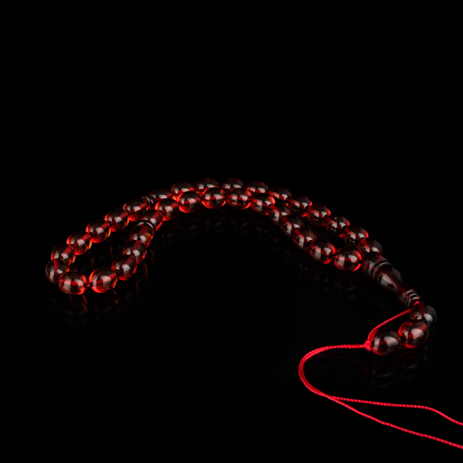 sertifikatli-kehribar-tesbeh-gumus-925 Ağ fonda 7.5x9mm muncuqları olan sertifikatlı orijinal kəhrəba təsbeh